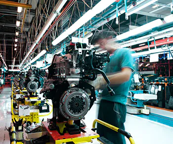 Industriearbeiter an einer Maschine